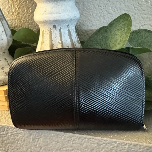 LOUIS VUITTON
Epi Demi Lune Pochette Black - Picture 3 of 17